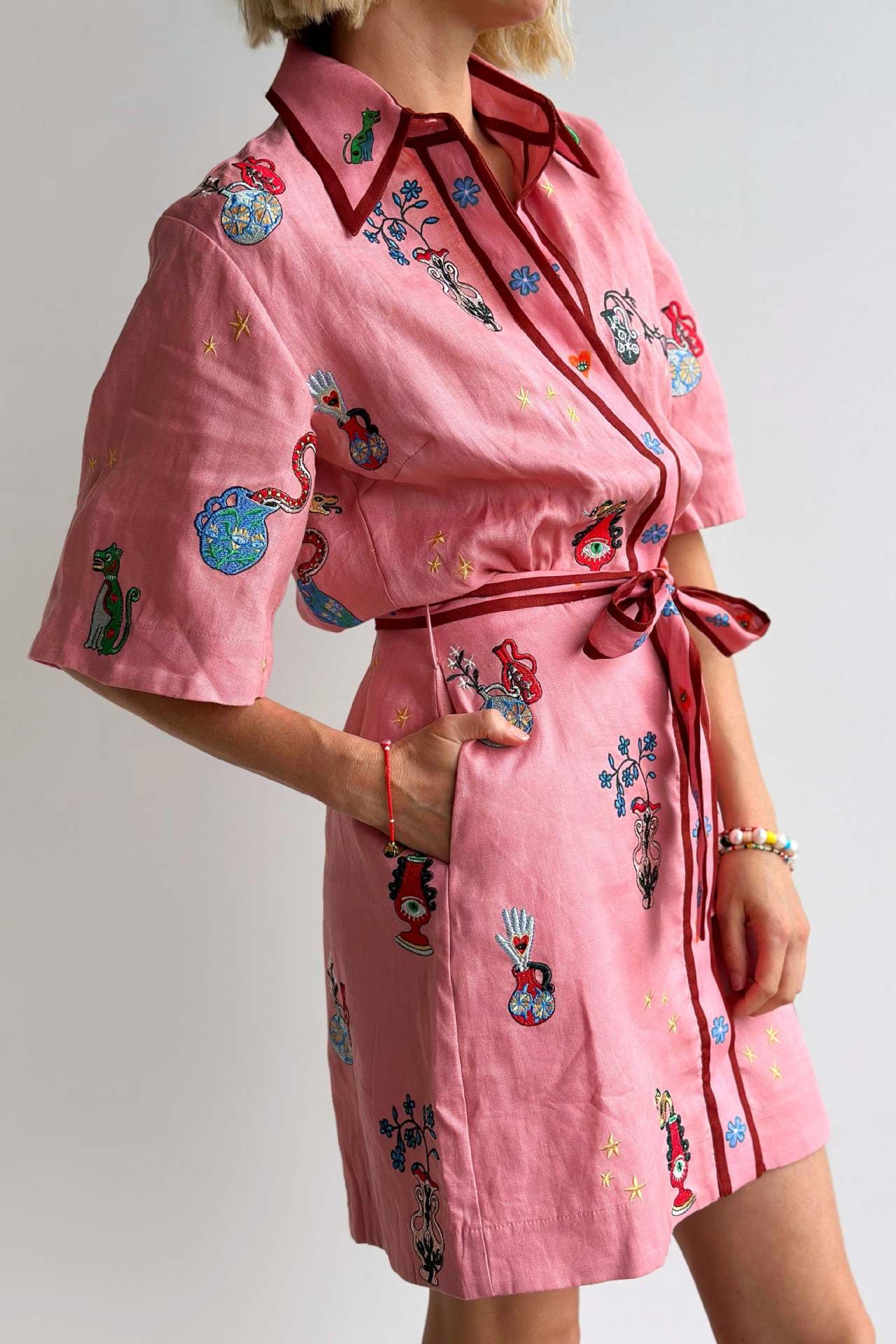 Violette | Robe chemise courte à ceinture et broderies fantaisie pour femme