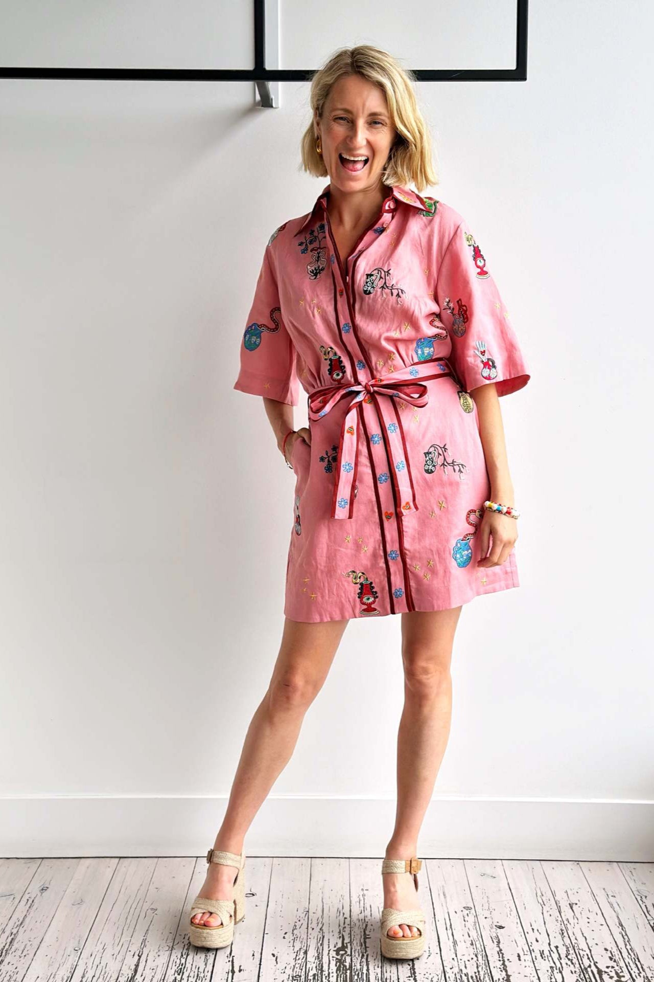 Violette | Robe chemise courte à ceinture et broderies fantaisie pour femme