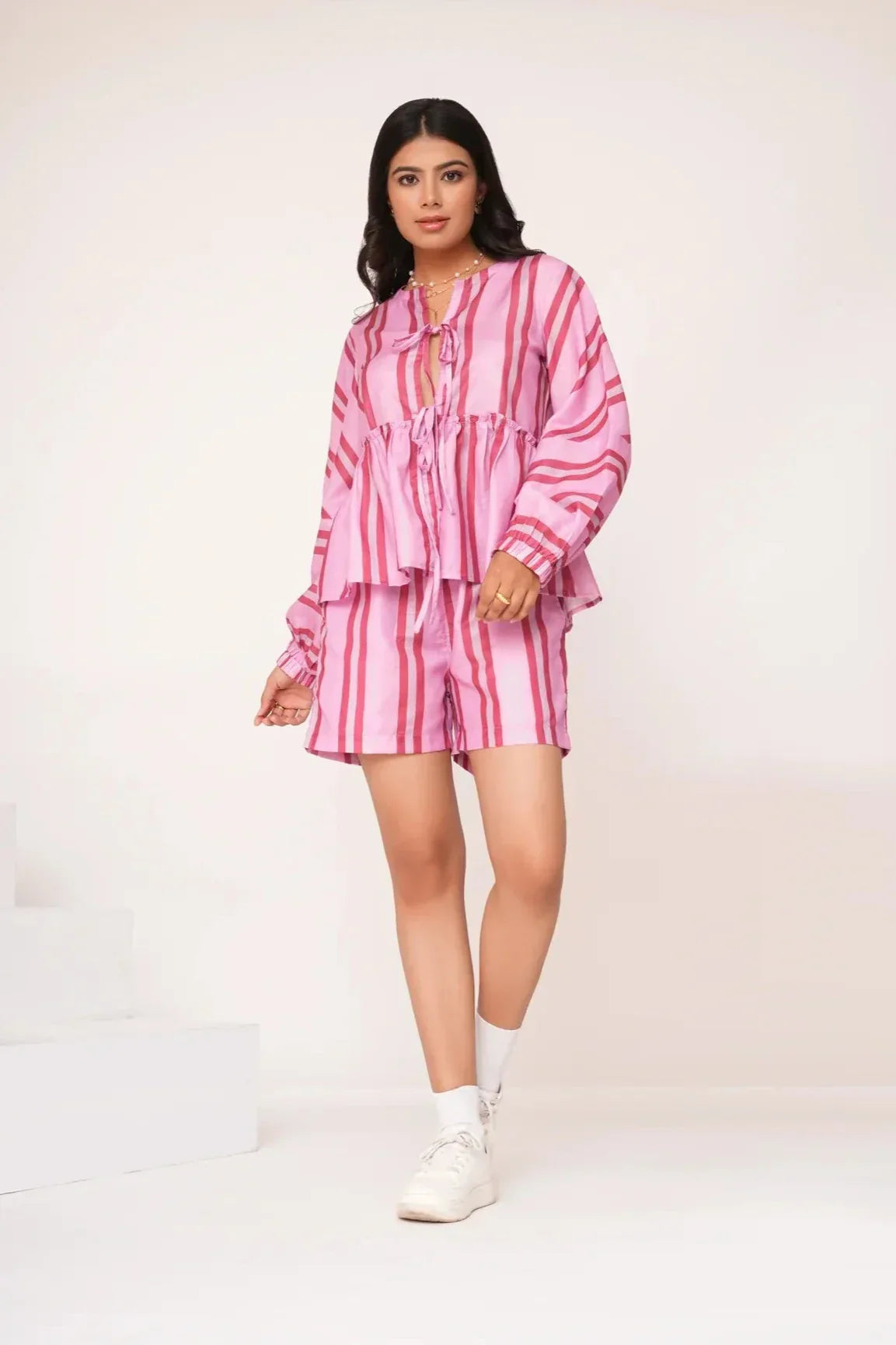 Léna | Ensemble à rayures avec blouse à basque et short pour femme
